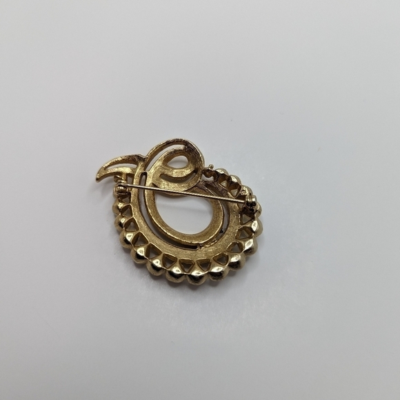 Vintage 1950s Gold Tone Ribbon with Simulated Pearls and Clear Rhinestones Pin - Picture 4 of 6